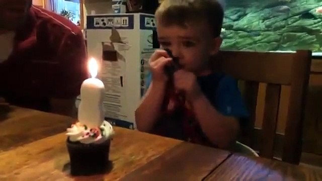 Малыш не мог задуть свечу. Отец нашел выход