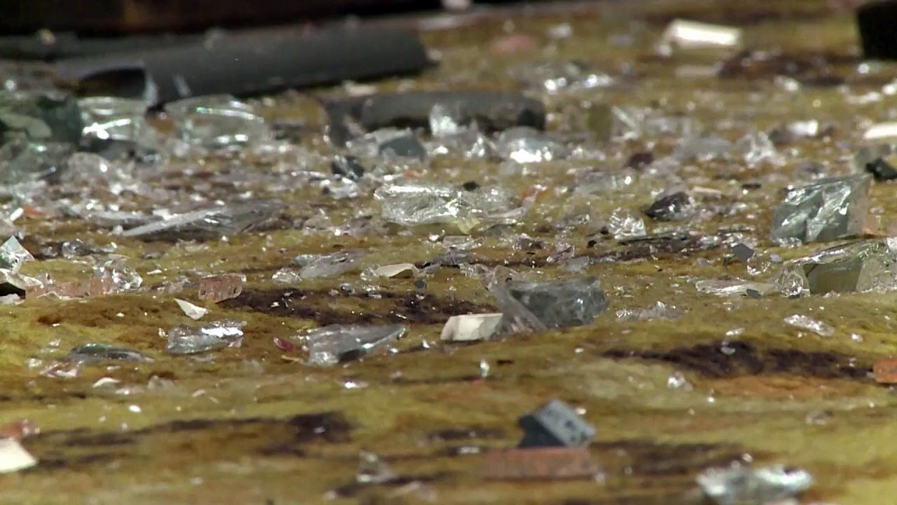 Alles kleinschlagen mit dem Hammer im Wutraum