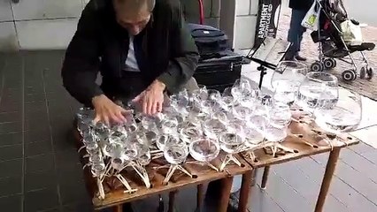 Amazing street artist makes music with drinking glasses