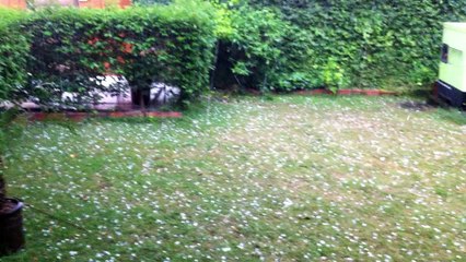 Hailing In Islamabad Rite now , 04/11/2015