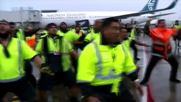 All Blacks : haka de bienvenue sur le tarmac de l'aéroport