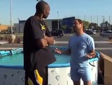 Kobe Bryant saute dans une piscine pleine de serpents