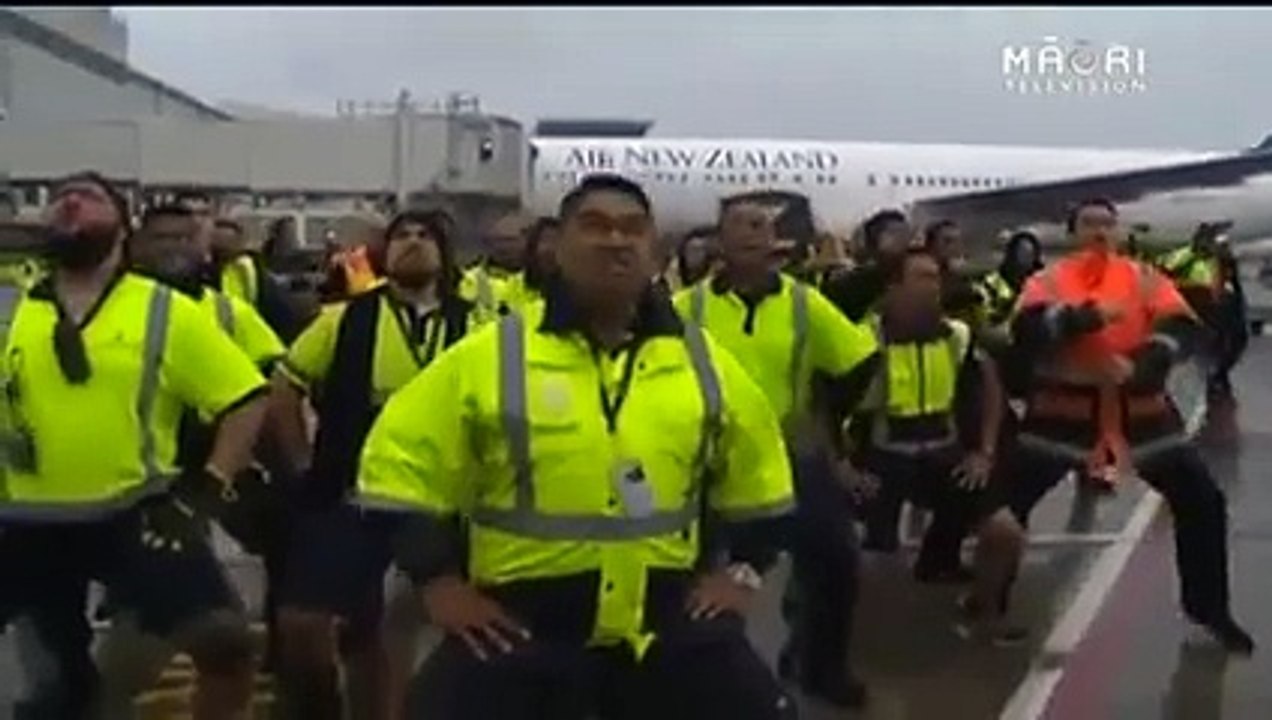 Haka du personnel de l'aéroport d'Auckland pour le retour des All Blacks en Nouvelle-Zélande