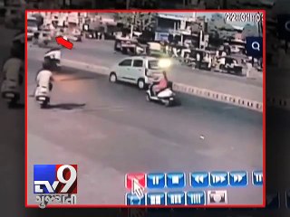 Télécharger la video: One killed as Tanker Rams into Two-wheeler, Rajkot - Tv9 Gujarati