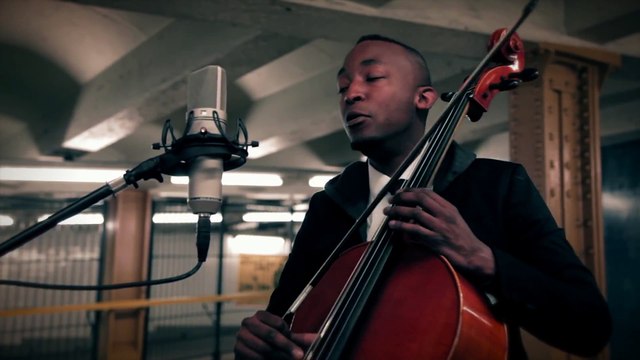 Violoncelliste du métro talentueux chante à NYC - Gabriel Royal - Remember Us