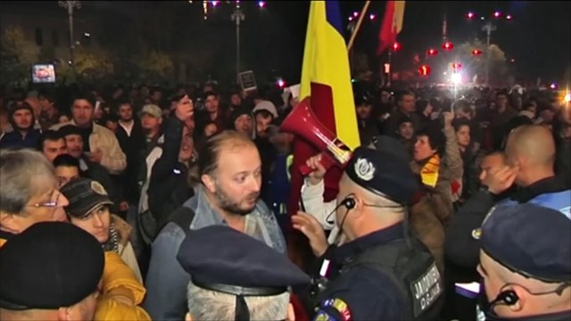 محتجون يطالبون باستقالة الحكومة الرومانية