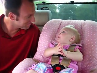 Les Aliens communiquent à travers le corps de ce bébé... Adorable!