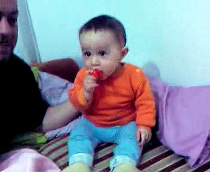 UFAKLIĞIN MÜZİĞE VERDİĞ. TEPKİYE BAKIN MÜZİĞİ DURUNCA KENDİNDEN GEÇİYOR... :)