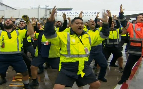 Le haka réservé aux All Blacks à l'aéroport d'Auckland, en 42 secondes