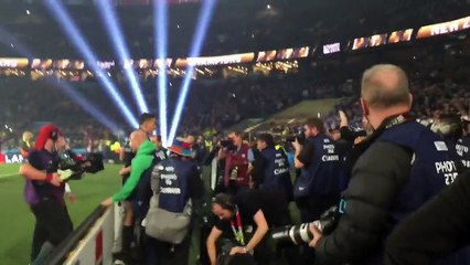 Rugby Sonny Bill Williams donne sa médaille à un supporter