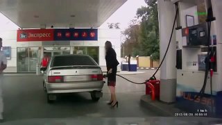 Kobieta na stacji paliw chyba pierwszy raz Blondynka za kółkiem Woman at a gas station