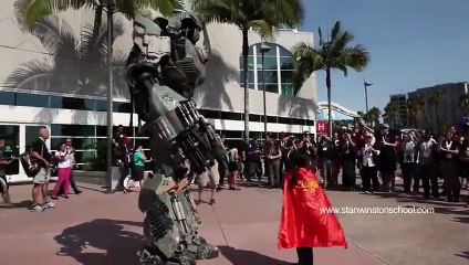 Giant Robot Befriends Little Girl At Comic Con