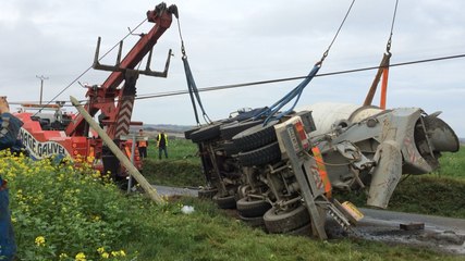 Accident : un camion toupie se renverse