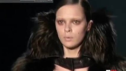 GUCCI Autumn Winter 2003 2004 Milan 1 of 3 Pret a Porter Woman by Fashion Channel
