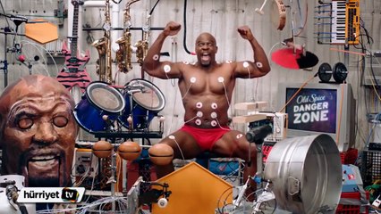 Kasları ile bateri çalan adam