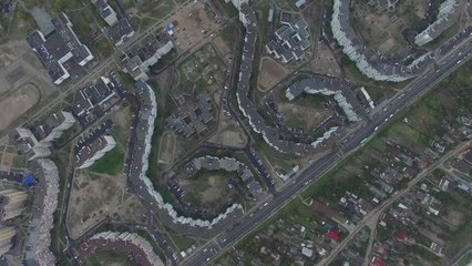 Drone filma prédio construído na forma dos números 666