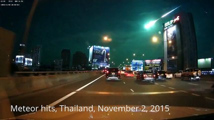 Météorite filmée dans le ciel de bangkok Thailande le 2 Novembre 2015