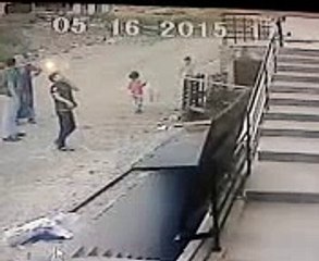 Bayrağı tutmaya çalışan çocuk depodan aşağı düştü