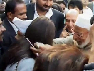 See what Ayyan Ali Did when a Old Man Presented a Gift