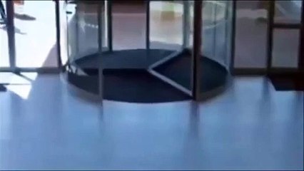 Une voleuse à l'étalage se Prend une vitre en pleine Face en prenant la Fuite