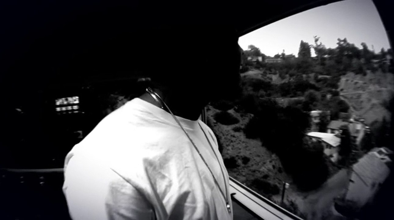 Chris Brown - Gravity (Stuck In The Middle)