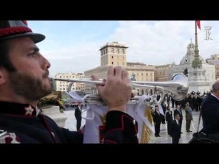 Roma - Il Presidente Mattarella depone una corona sulla Tomba del Milite Ignoto (04.11.15)