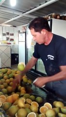 Un homme coupe des fruits comme dans Fruit Ninja