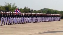 Des soldats font une parade militaire synchronisée