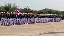 Soldados haciendo un desfile militar sincronizado