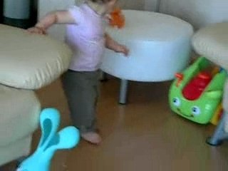 Iléa qui suit jojo pot de colle