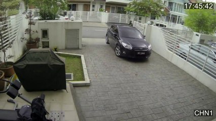 Un voleur de sac à main se fait surprendre par l'agressée