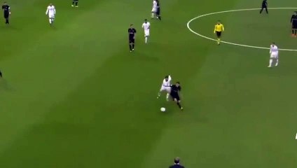 Angel Di Maria's no touch dribbling is insane, he splits Isco during Real vs PSG game