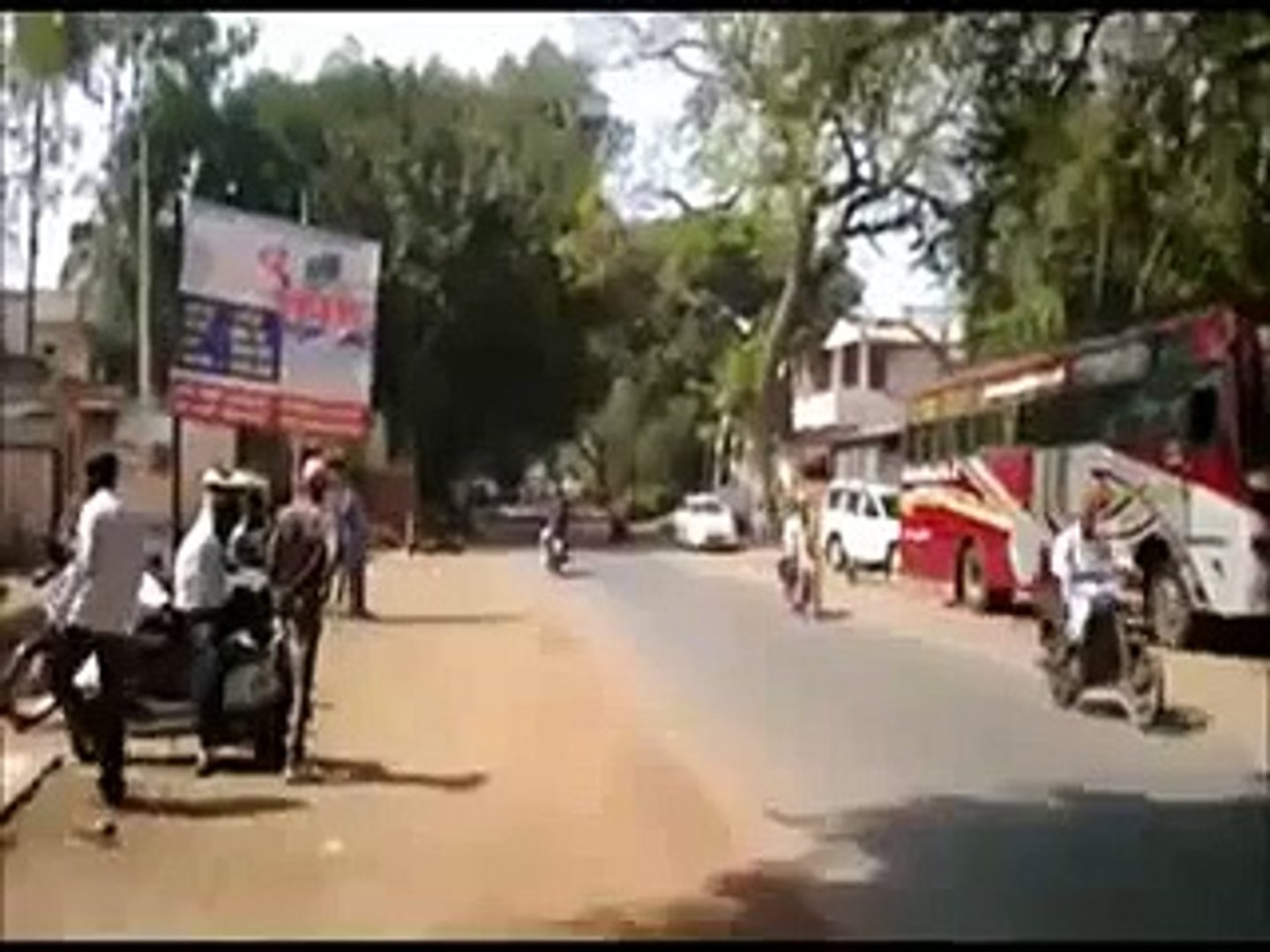 ⁣Driving Auto Rikshaw In Reverse - Amazing Reverse Driving