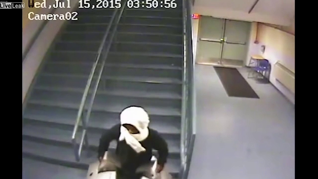 LiveLeak - Two Apple Computers Per Thief