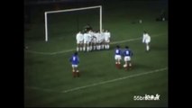 Il gol su punizione di Platini dall'interno dell'area di rigore, con la maglia della Francia, segnato prima di Maradona