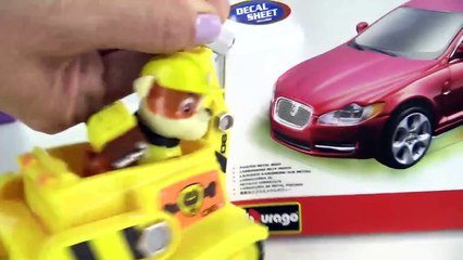 Çizgi Film Paw Patrol Rubble ve Chase Jaguar XF araba yapıyor