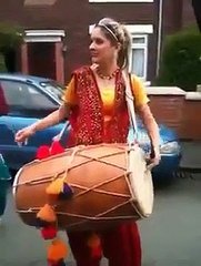 下载视频: Iss perdesi larki ka doll sunay, des perdes, punjabi doll, punjabi bhangra, punjabi girl talent, pakistani talent, punjabi girls dance, local girls dance, desi girls dance, home girls dance