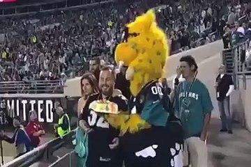 Vous n'allez pas me dire que cette belle blonde ne l'avait pas cherché