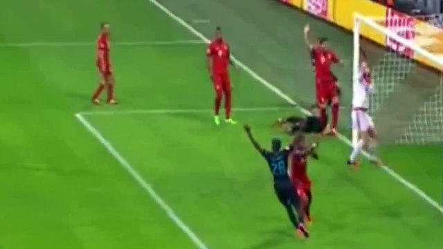 Mesut Ozil Scores disallowed goal - Bayern München vs Arsenal 2015