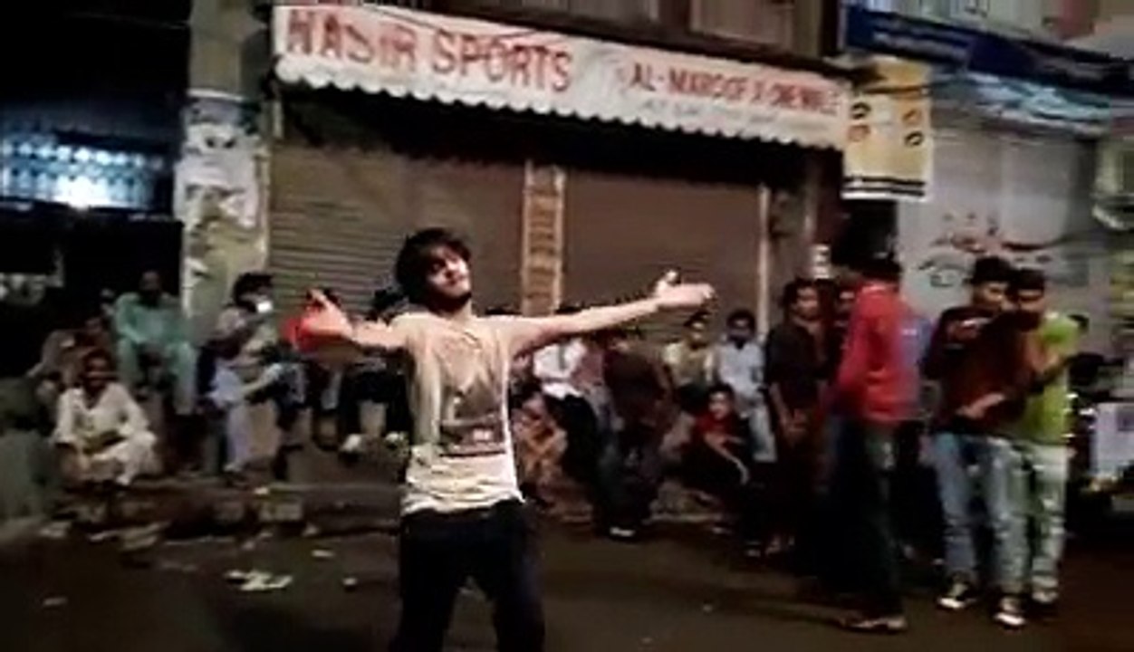 Local Performance on Lahore Road Dancing and rythm by boy funny - Abida Parveen Songs