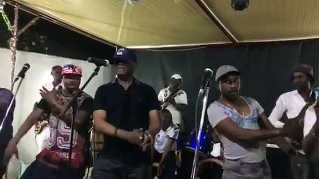 Zaiko Langa Langa et Jossart N'yoka Longo - Selfie 207