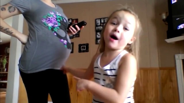 Какие они классные! Танец беременной мамы и дочки