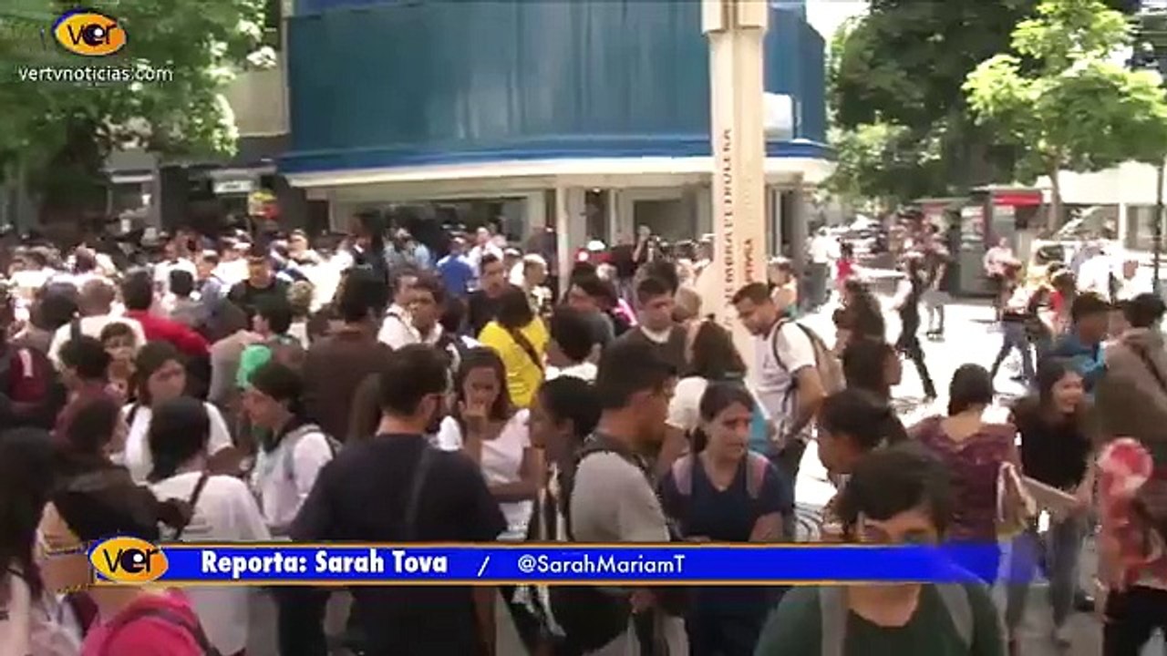 Estudiantes universitarios siguen viendo clases en las calles debido a la crisis
