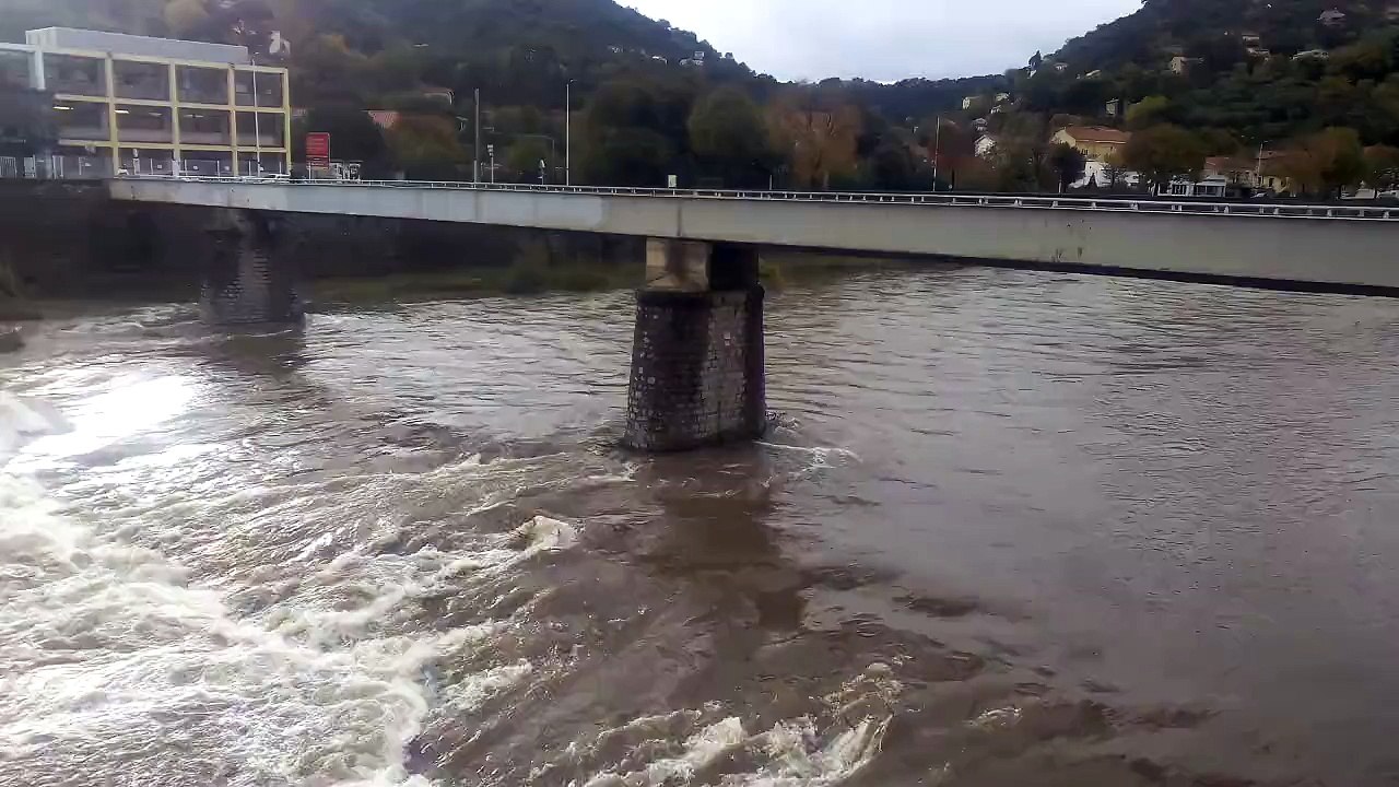Gardon d'Alès en crue passerelle des Prés Rasclaux novembre 2015