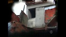 SP: Chuva provoca deslizamento de terra em Taboão da Serra