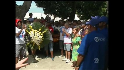 RJ: Clima de revolta marca enterro de jovem morto por engano