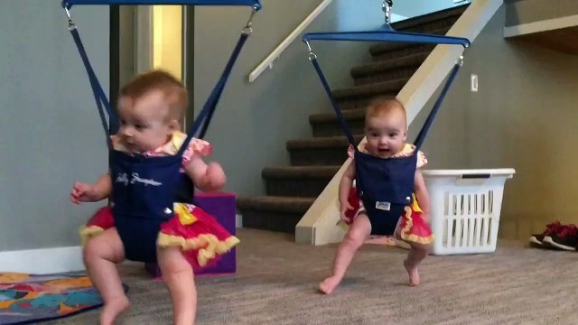 Первые танцы близнецов!