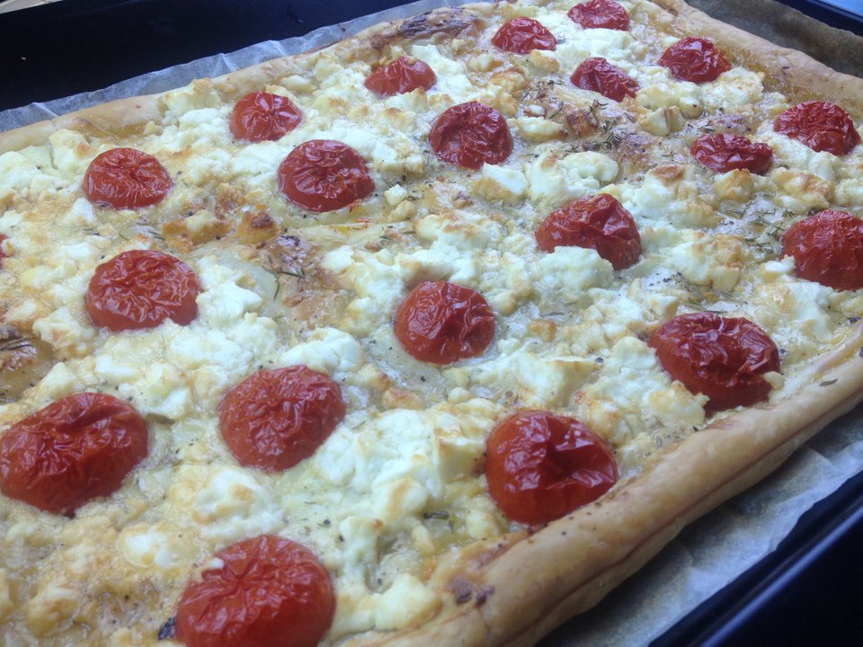 Blätterteigpizza mit Schafskäse, Tomaten und Honig