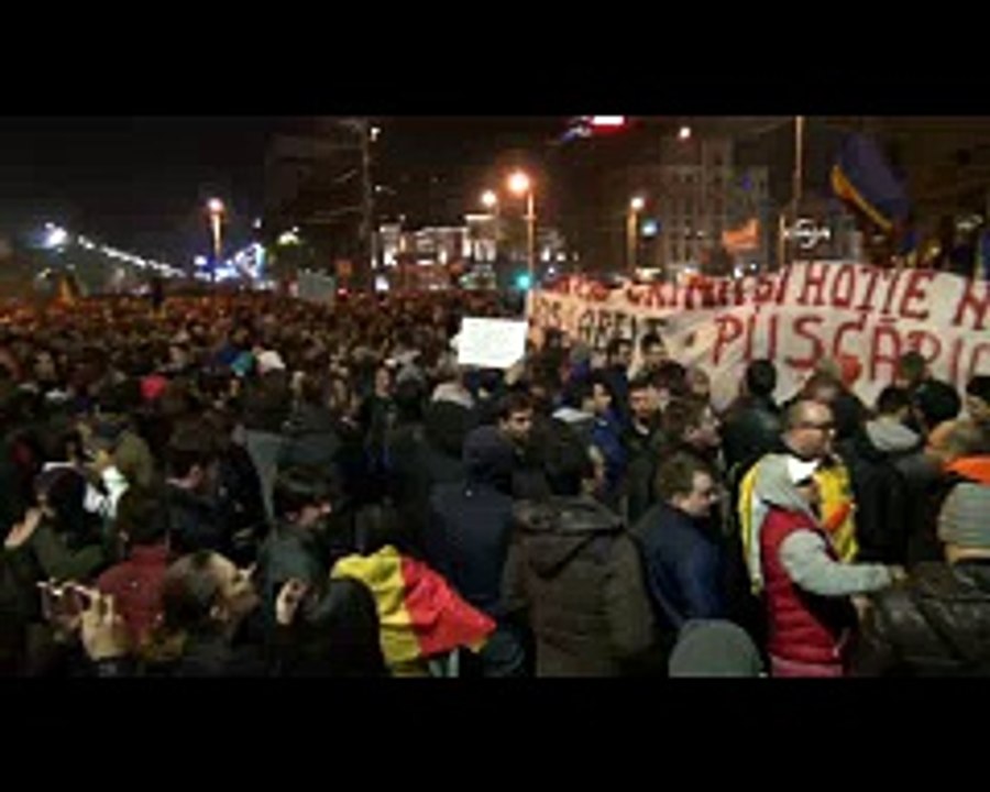 Onbinlerce Romen, rüsvet ve yolsuzluga bulasmamis 'temiz siyaset' icin yurudu