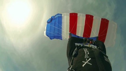Elle enflamme volontairement son parachute en plein vol